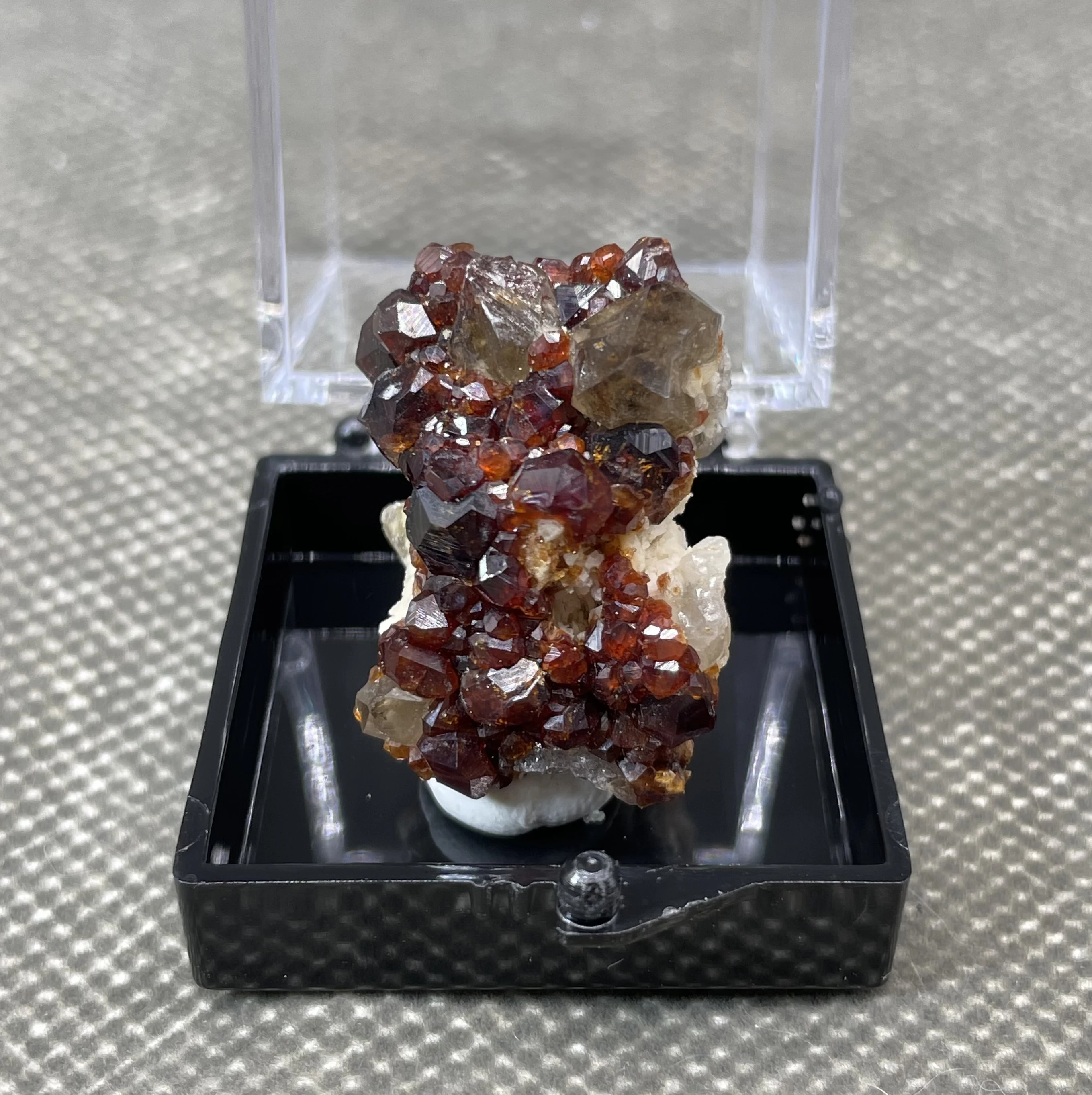 NEW! 100% natural rare garnet and tea crystal symbiotic mineral specimens stones and crystals quartz crystals + box size 3.4cm