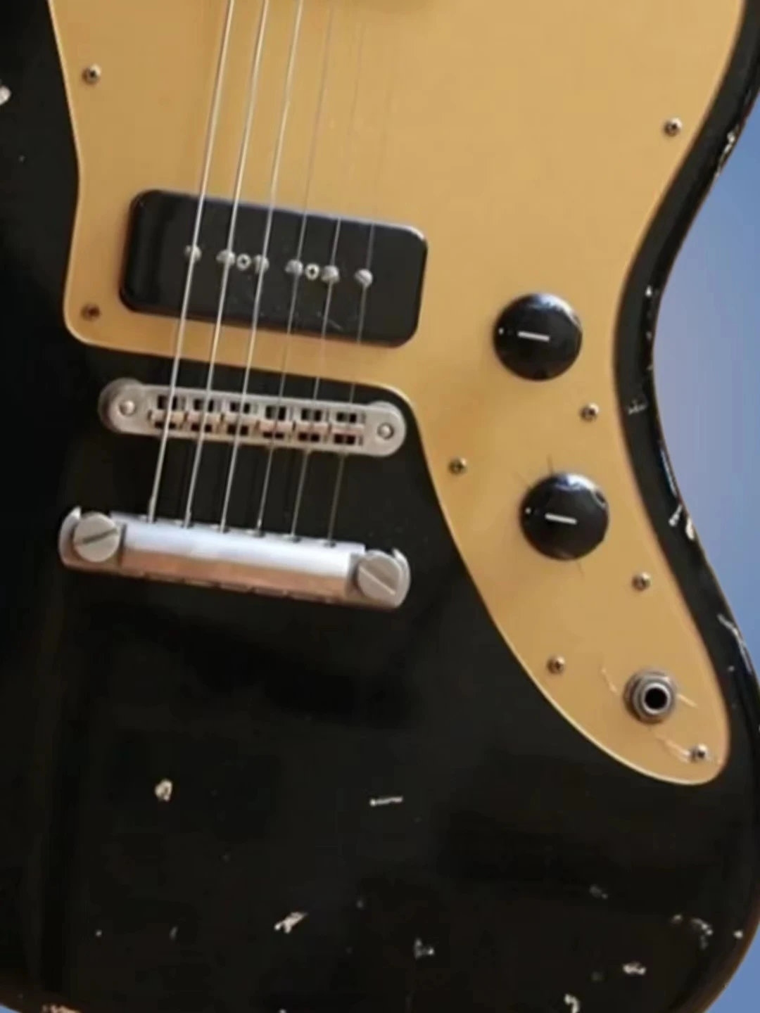 JM6 Relic Black Electric Guitar，Gold Pickguard