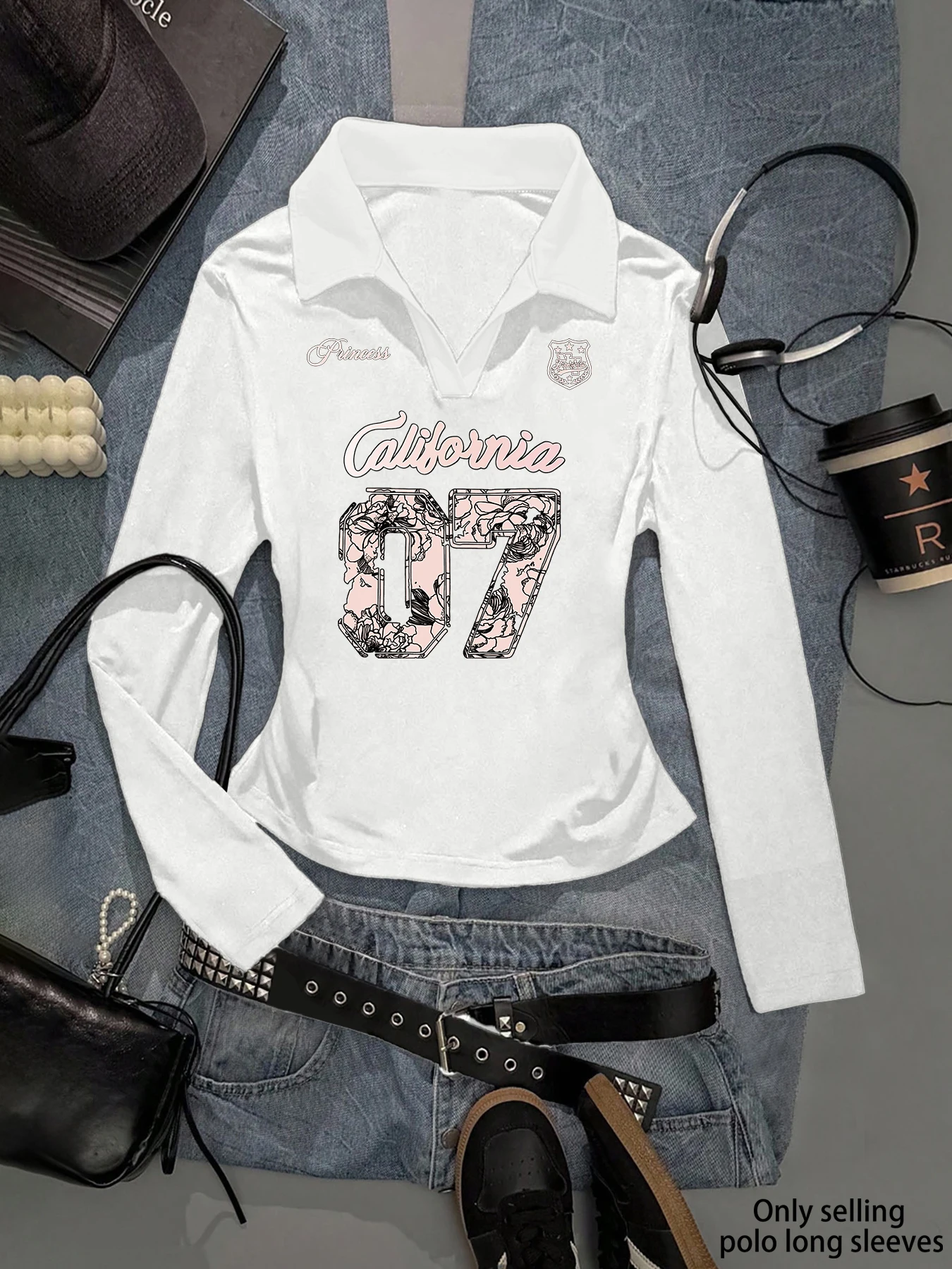 This stunning autumn/winter women's slim-fit polo shirt with long sleeves is both simple and stylish, just what you need.