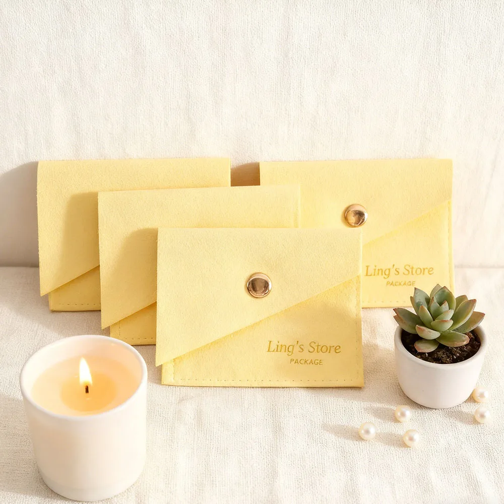 

50 шт., желтая персонализированная сумка с логотипом из фаски из микрофибры для ювелирных изделий, коробка для серег, колец, ожерелье, браслет, упаковка, подарочный органайзер