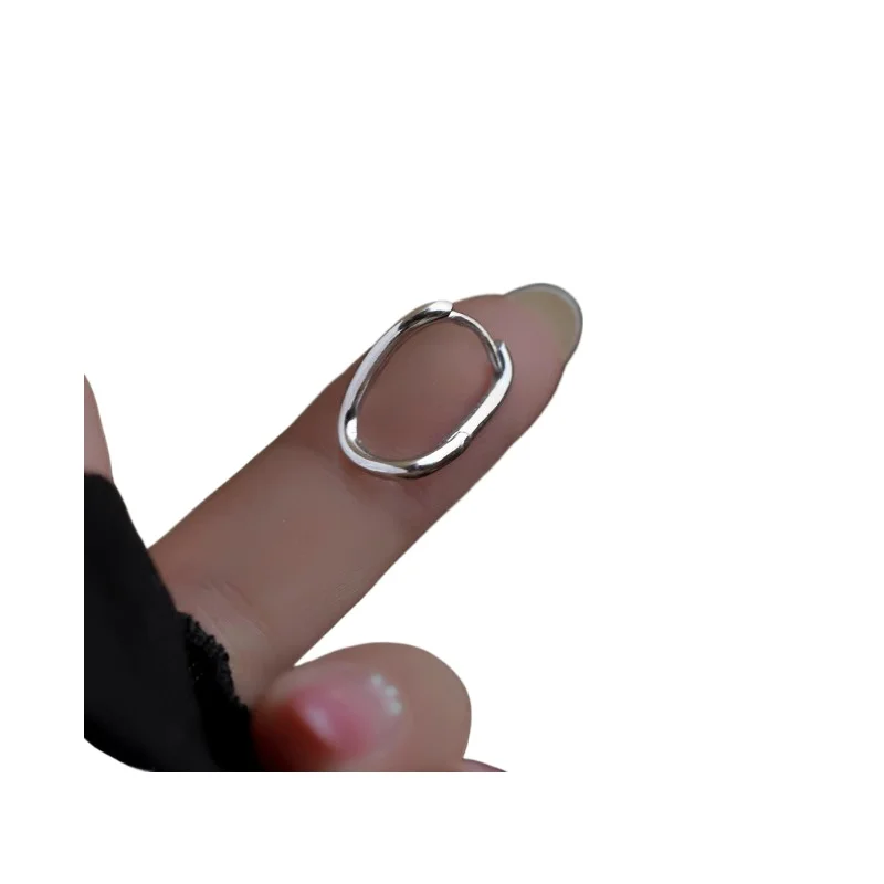 

*New high-end twisted earrings are fashionable, versatile, and exquisite
