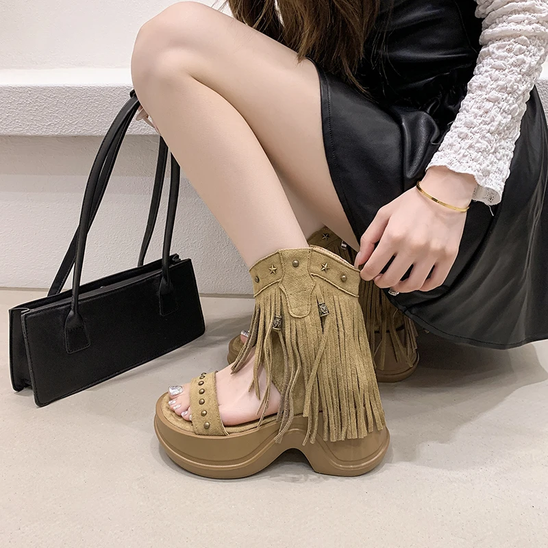 Женские сандалии увеличения 35–40, новые ярды, водонепроницаемые сандалии на платформе с круглым носком и открытым носком, ботинки высотой 8 см, модная обувь с кисточками и заклепками