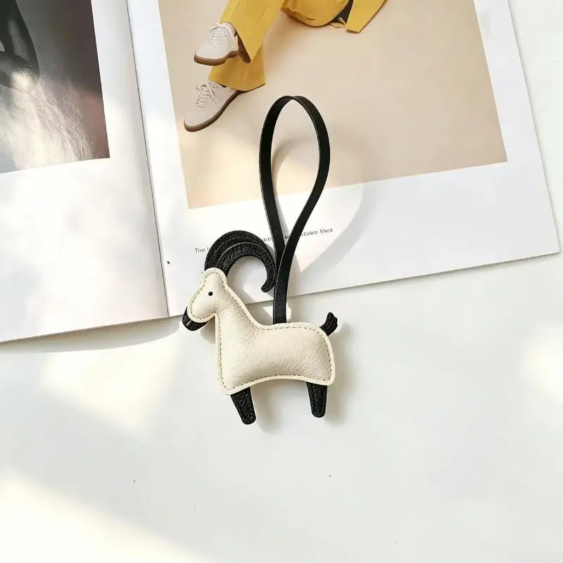 Trendiger Schlüsselanhänger aus PU-Leder in Schaf-Optik, farbecht, weicher Schlüsselring, mehrfarbig, als Charm für Geldbörsen und Handtaschen, ideales Geschenk für Teenager-Mädchen. – Detail 5