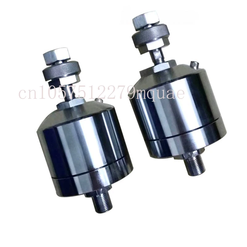 Oil-water isolator  for  oil-free pressure gauge calibration