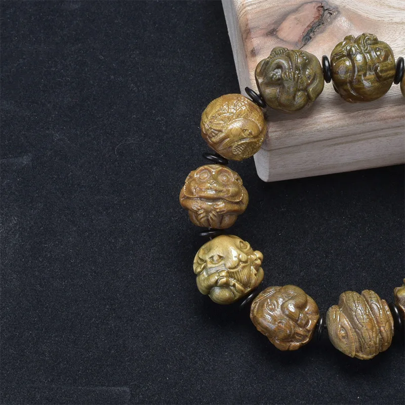 -Carved vintage 12-zodiac beads made from natural green sandalwood, suitable for men and women to use as a handheld prayer bead.