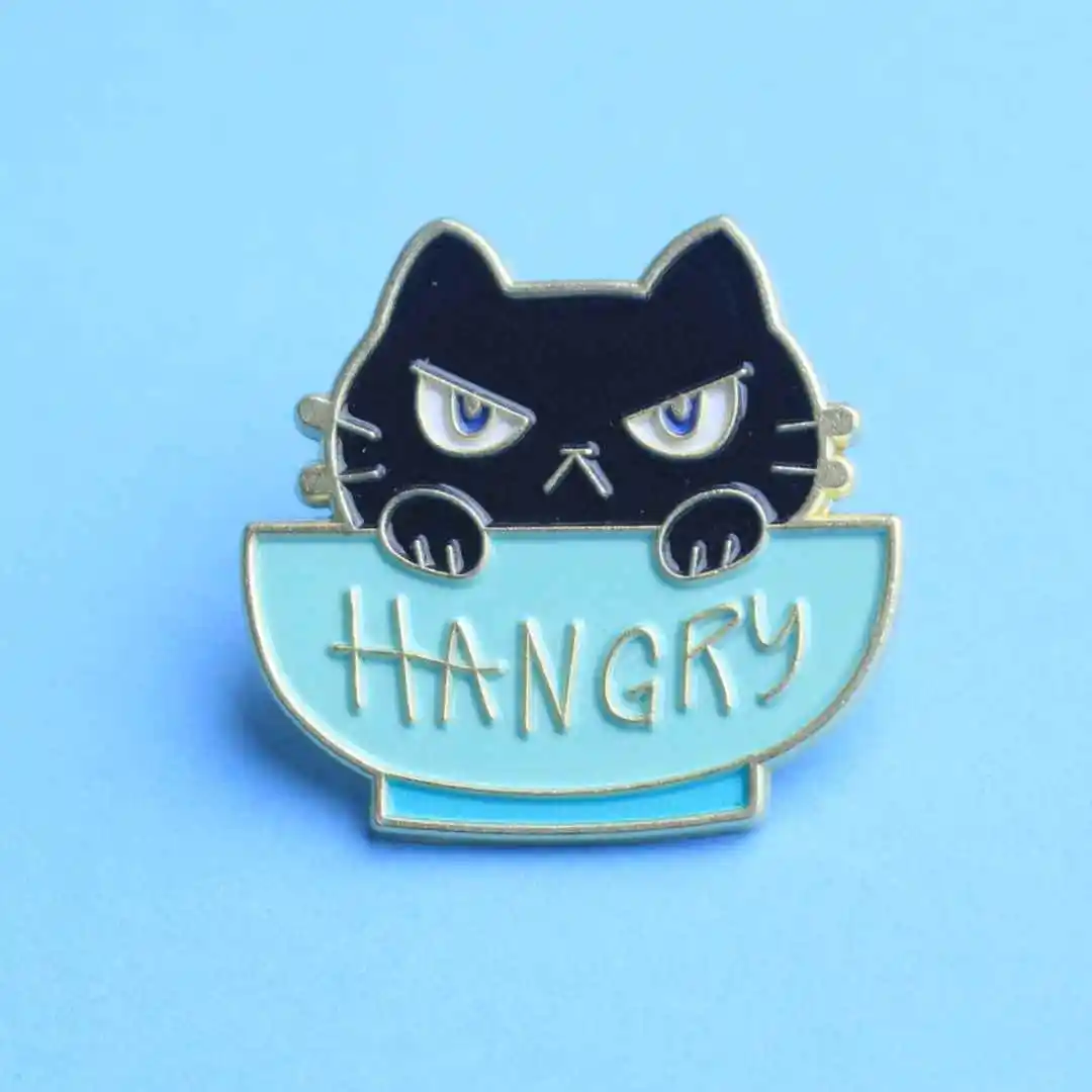 دبوس المينا للقطط الغاضبة - تصميم قطة كرتونية باللونين الأزرق والأبيض مع نص "HANGRY".