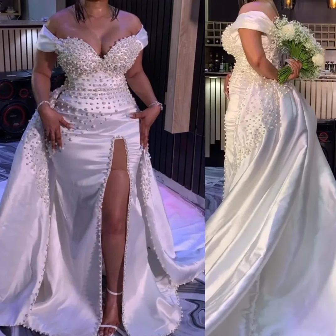 Abito da sposa sexy personalizzato con perle pesanti con spalle scoperte per abiti da sposa con strascico staccabile in raso con spacco laterale