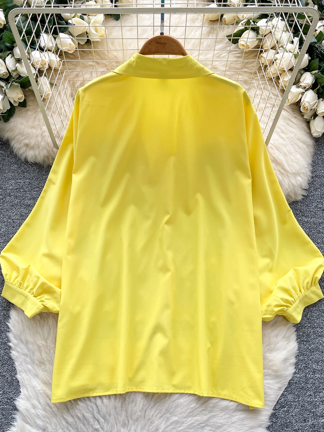 قميص أنيق فضفاض بياقة بولو للنساء، تصميم عصري لفصل الخريف بأكمام واسعة، إحساس راقي وجودة عالية، بلوزة رقيقة