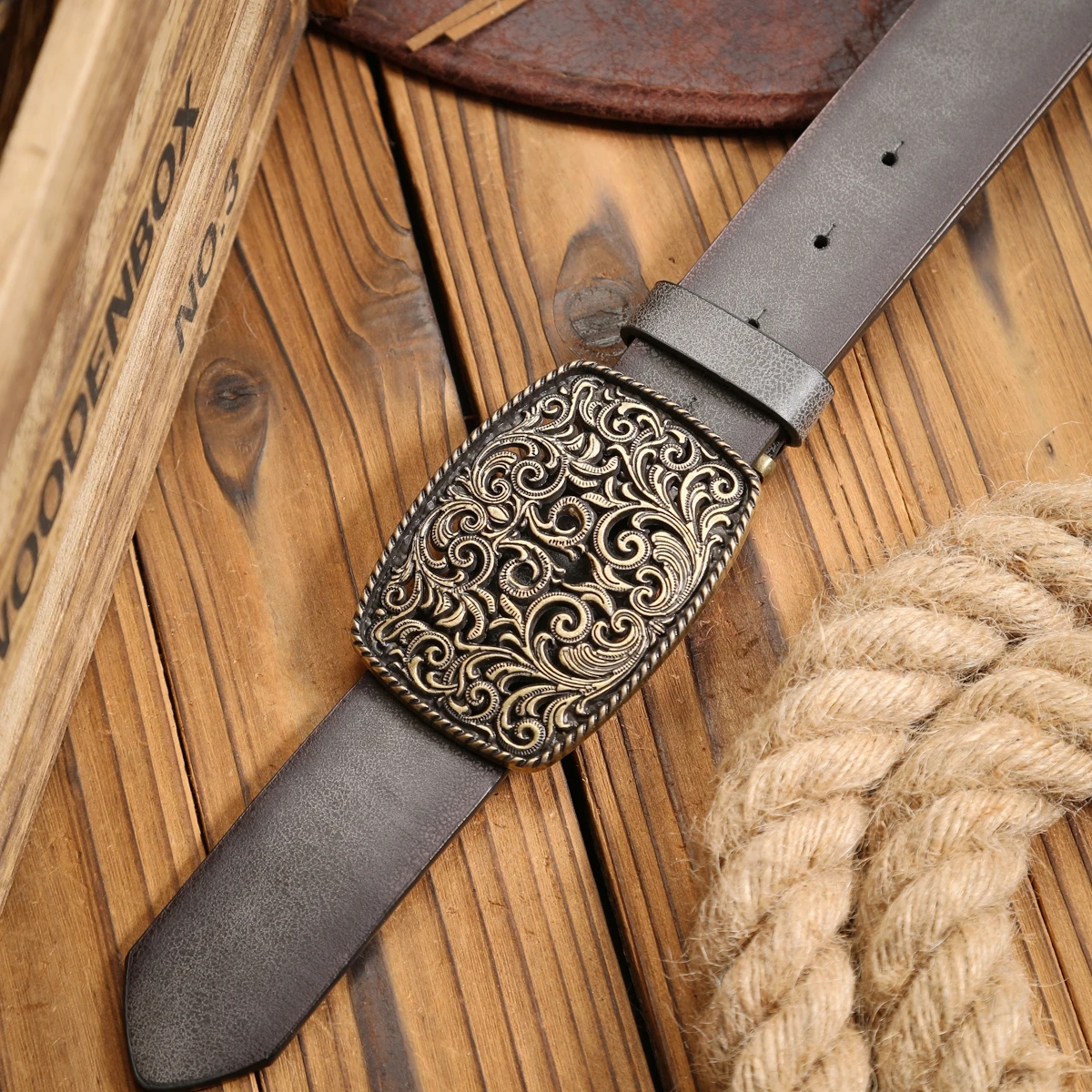 Ein Western-Schnallengürtel aus PU-Leder, geeignet für Männer und Frauen, ein einzigartiger und retro-brauner Gürtel (mit perforierten Nieten) – Detail 10