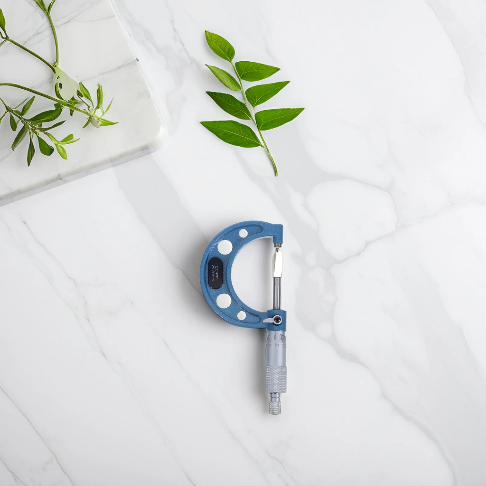 Präzisions-Außenmikrometer aus Edelstahl, 25–50 mm Bereich, hohe Genauigkeit, 0,01 mm Abschlussmesswerkzeug für Profis