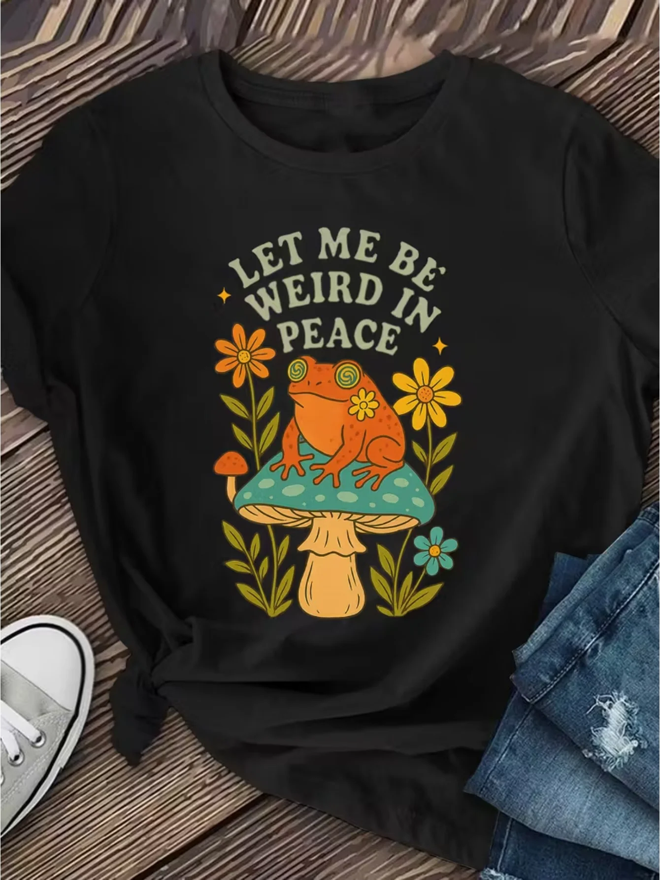 Camiseta Casual Feminina de Manga Curta - Estampa Fofa de Sapo e Floresta de Cogumelos com Slogan 'Let Me Be Weird in Peace', Blusa de Gola Redonda