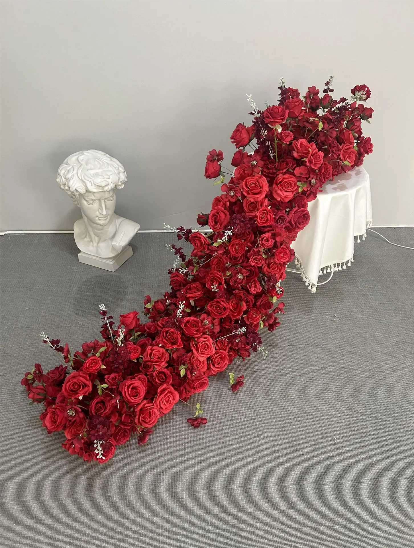 2M Rote Künstliche Rosenblumen-Laufbahn für Hochzeits-Hintergrund, Bogen-Dekoration, Kunstblumenreihe für Heiratsanträge, Schaufensterdekoration und Event-Dekoration – Detail 4