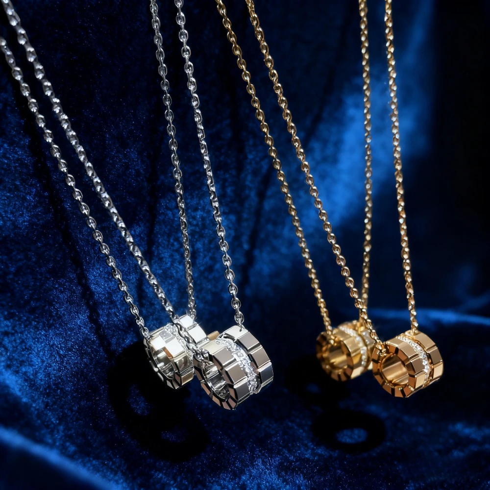 

Новинка 2024 года, элегантные аксессуары, хит продаж, ожерелье для влюбленных из французского квадрата, высококачественный муассанит, отличный подарок на вечеринку