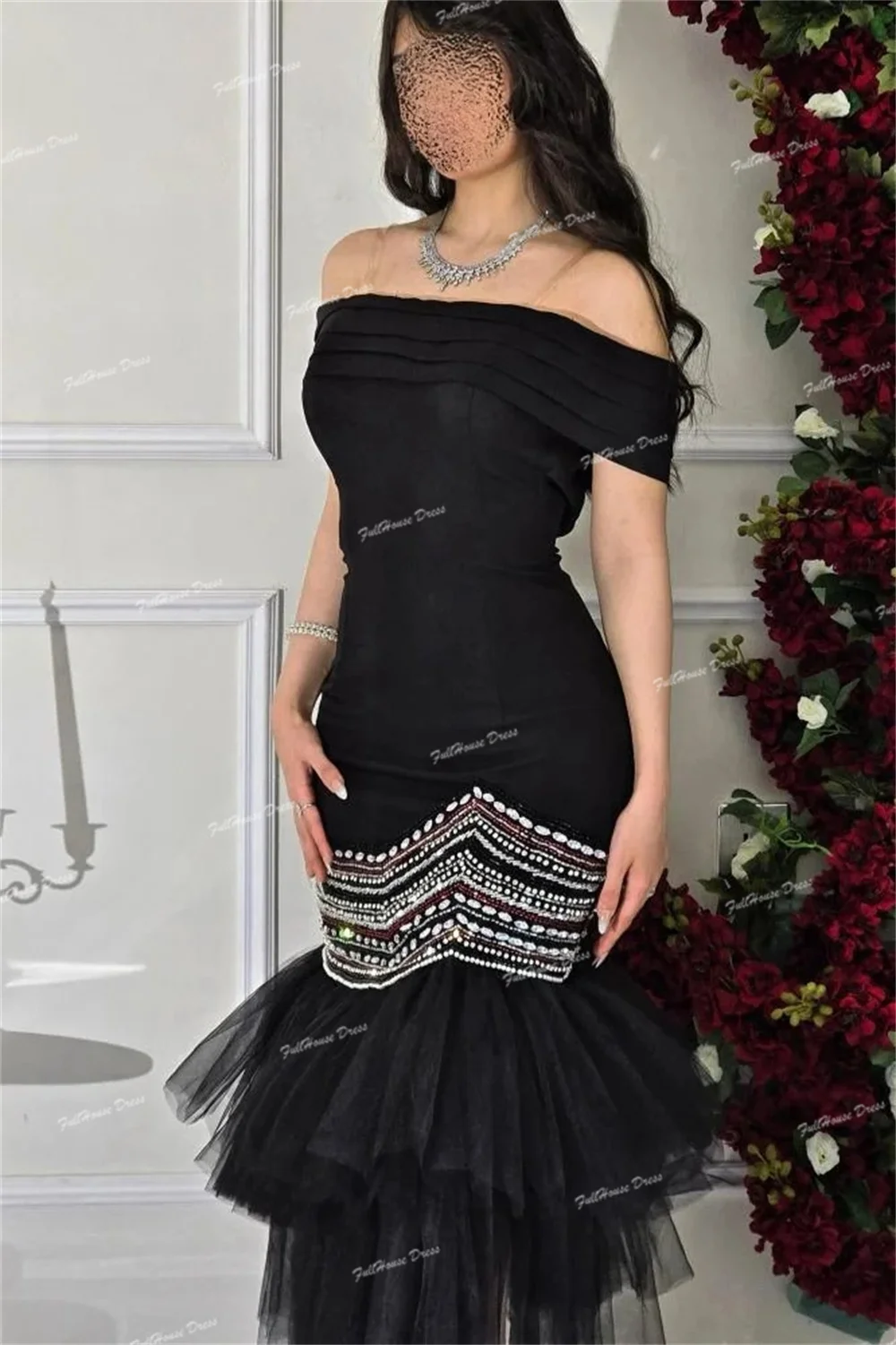 فستان سهرة أسود متواضع بياقة قارب مصنوع حسب الطلب بدون أكمام مطرز بالخرز غمد بدون ظهر فستان سهرة بطول الشاي فساتين سهر