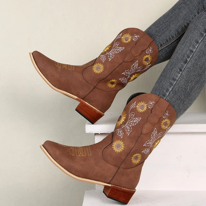 2024 Jesienne nowe buty damskie Moda Haftowany kwiat Spiczaste buty do połowy łydki Chunky Heels Western Cowboy Boots Buty damskie