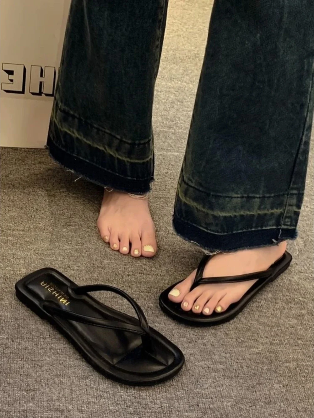Woman Slippers on Beach Outside Soft Flip Flops Shoes for Women Flat Sandals Promotion Elegant and Fashionable Original Slides