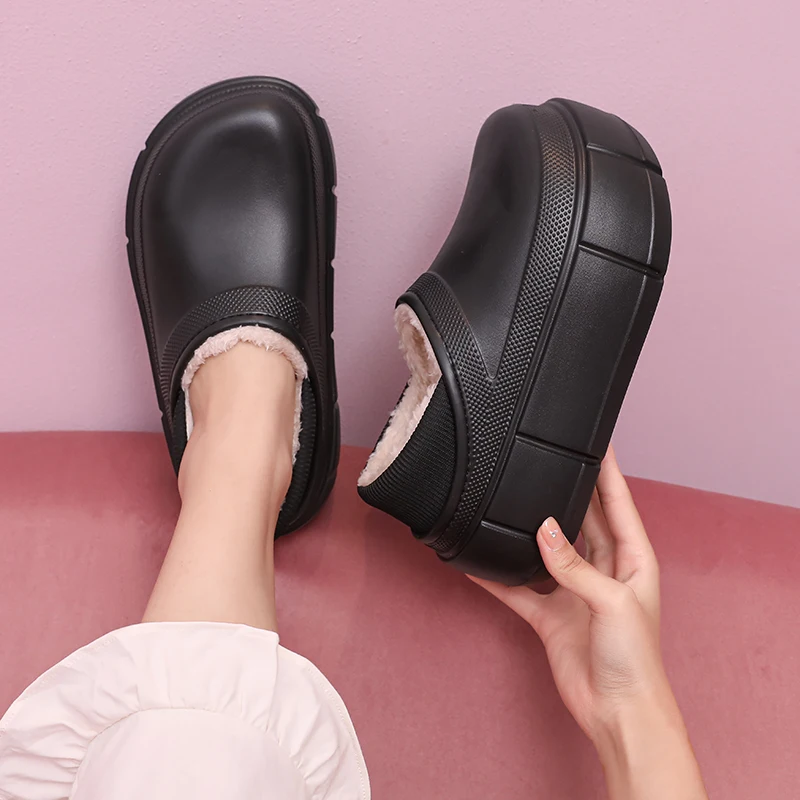 A Pair of Women's Non-Slip Cotton Shoes, Warm Fleece-Lined Cotton Shoes, Winter Home and Outdoor Wear, Thick-Soled Women's Cotton Slippers