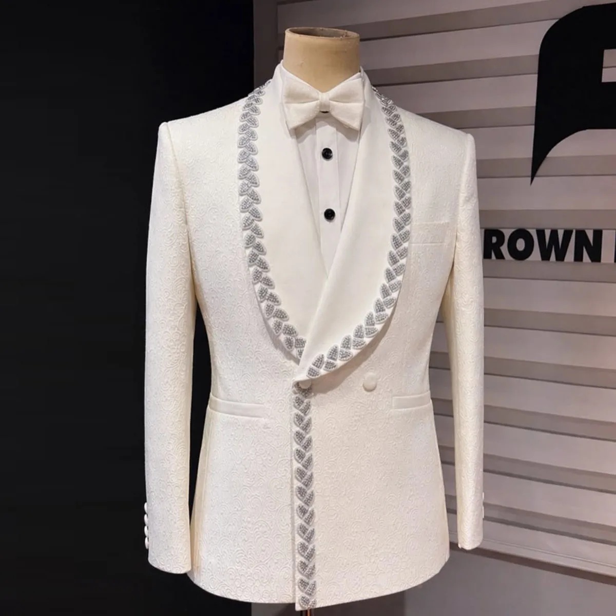 Abiti da uomo di lusso personalizzati con diamanti, smoking da sposo con revers a punta, set da 2 pezzi, blazer da uomo con diamanti per feste e balli