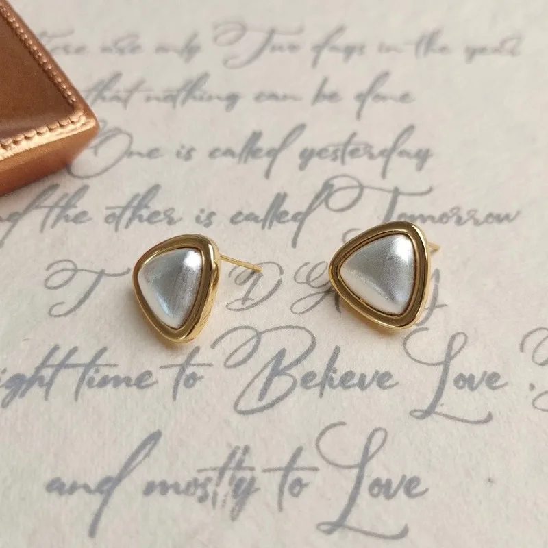 

Wind Metal Three-dimensional Triangular Stud Earrings Light Luxury Niche High-end Brushed Surface Geometric Earrings Versatile E