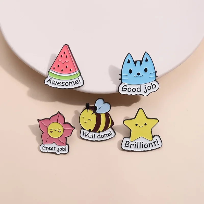 Broches en émail abeille chat pastèque étoile porte-bonheur, broches personnalisées pour sac à vêtements, épingle à revers, Badge, bijoux animaux, cadeau pour enfants et amis