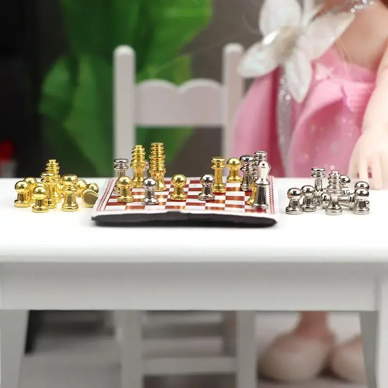 Mini juego de mesa de ajedrez de simulación en miniatura para casa de muñecas 1:12, adecuado para accesorios de muñecas