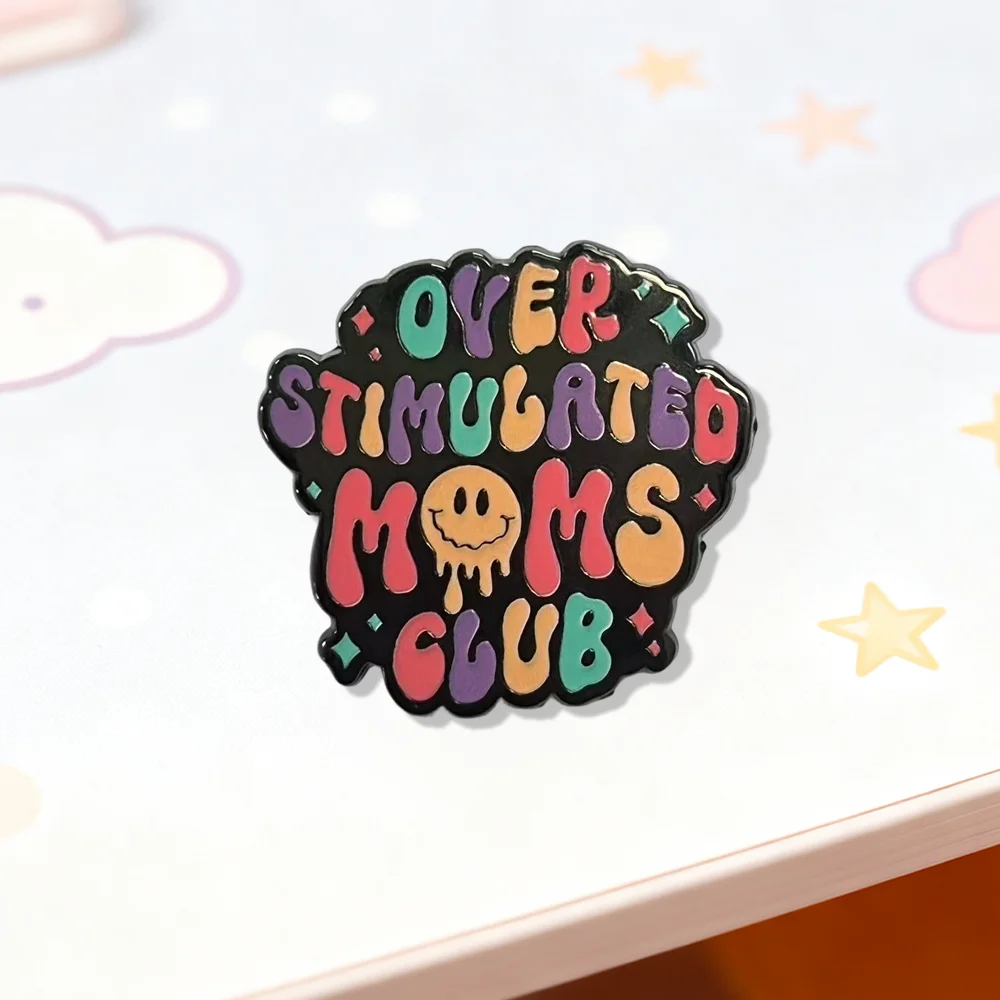 �Over Stimulated Moms Club“-Brosche, kreativer, farbiger Buchstaben-Emaille-Anstecker, humorvolles Muttertagsgeschenk, Abzeichen, Accessoires für Taschen und Feiertage. – Detail 5