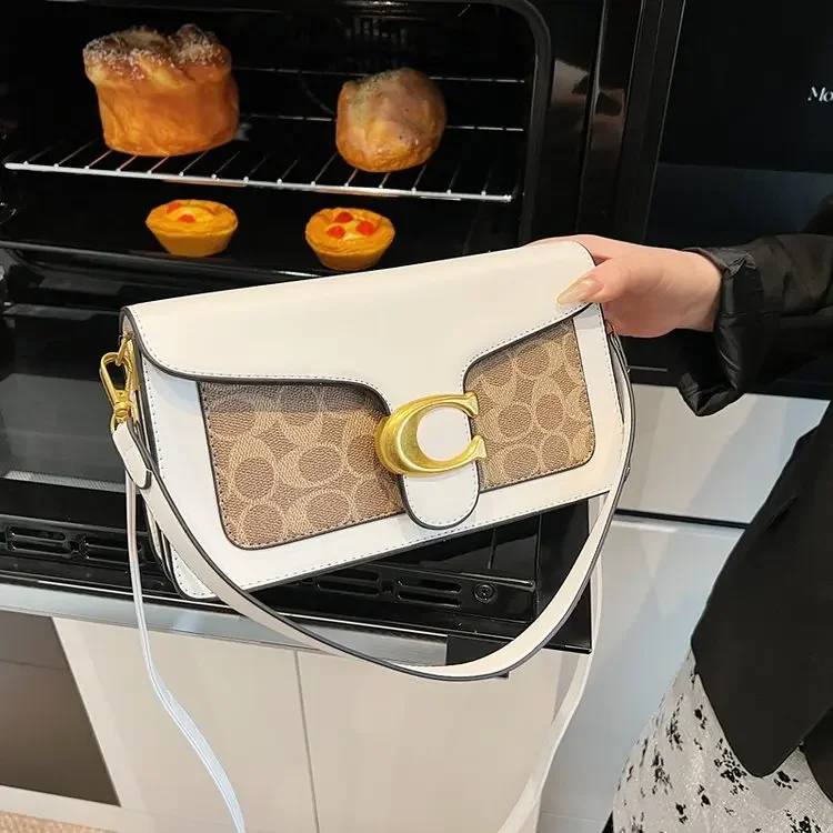 2025 ¡De moda! Baguette en relieve Tabby Bacchus Lychee para mujer - Multi-Carry (as axilas/hombro/bandolera), moderno y portátil
