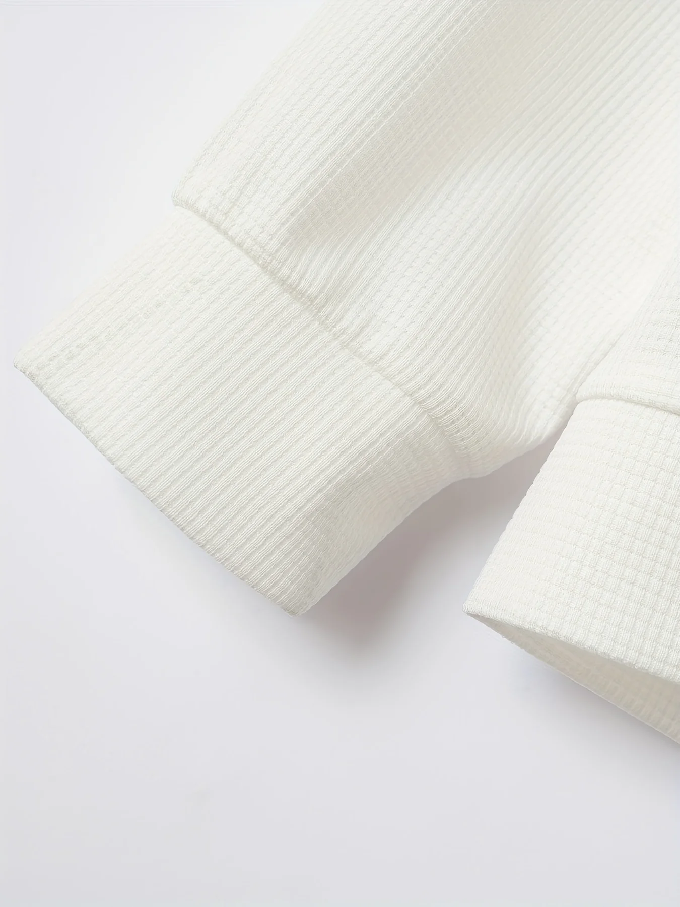 Новый комплект из куртки и брюк.