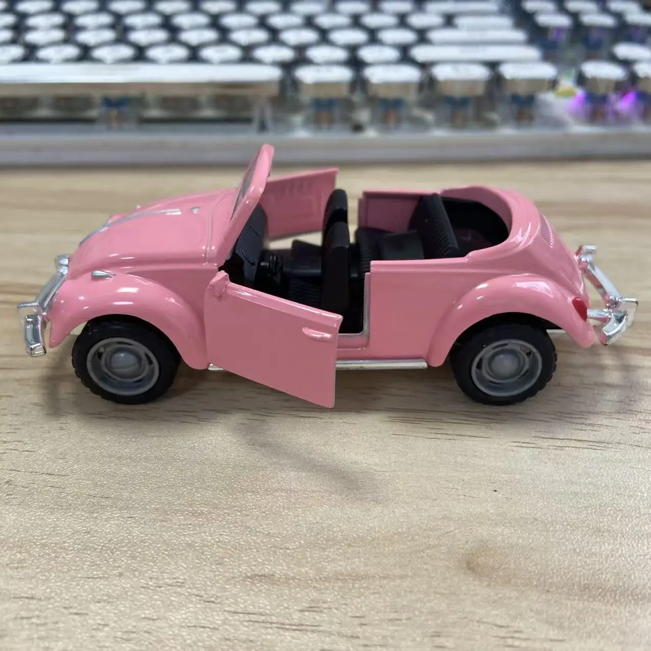 1 Stück, im Beutel verpacktes, klassisches, im Vintage-Stil gehaltenes, aus Zinklegierung gefertigtes Automodell, Retro-Roadster, mit Rückziehfunktion, aufklappbare Seitentüren. – Detail 19