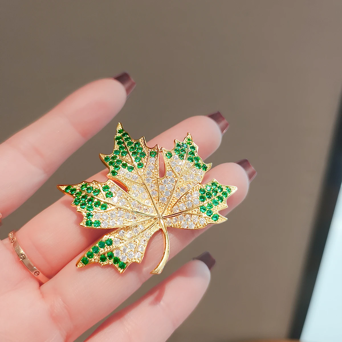 2024 Sparkling Green CZ Maple Leaf Brooches for Women Luxury Design Rhinestone Plant Lapel Pin Fixed Clothing Accessories