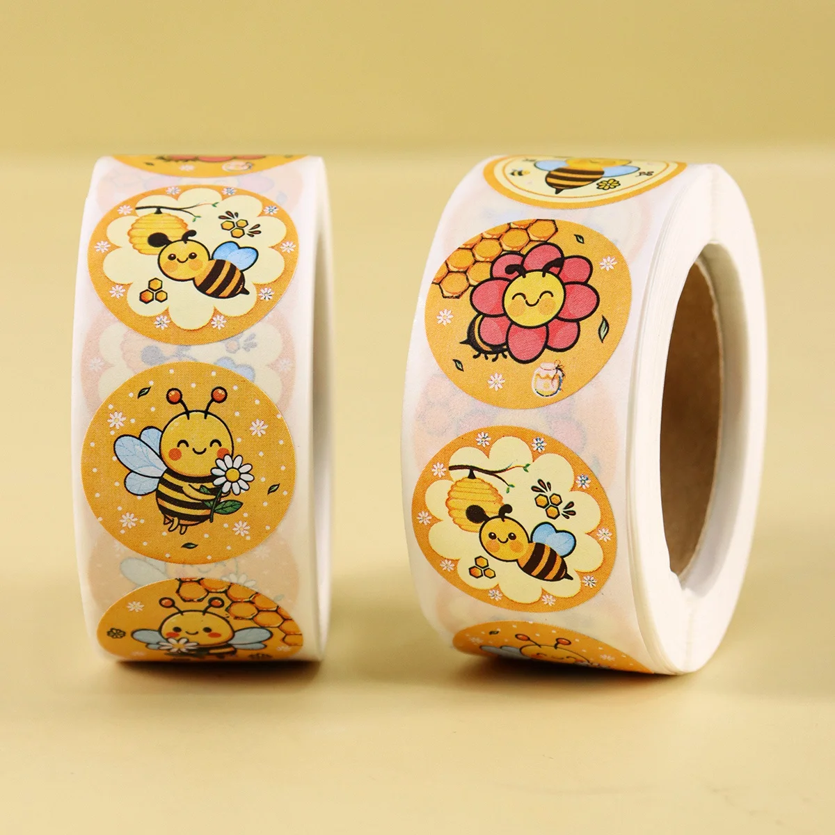 500 Stück Cartoon Kleine Bienen Runde Aufkleber für Gepäck, Wasserflaschen, Handys, Laptops, Scrapbooks, Helme, Auto-Dekoration, Frühlings-Zubehör, Geschenk – Detail 2