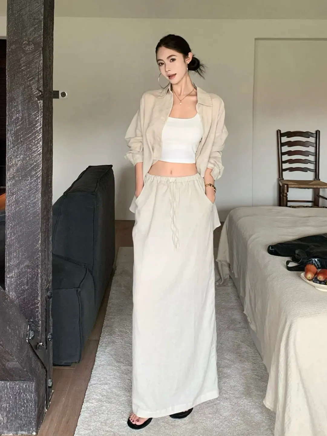 

Комплект: Рубашка в непринужденном стиле с длинным рукавом и открытый кардиган, женская прямая юбка-труба с высокой талией. Модный весенний ансамбль.