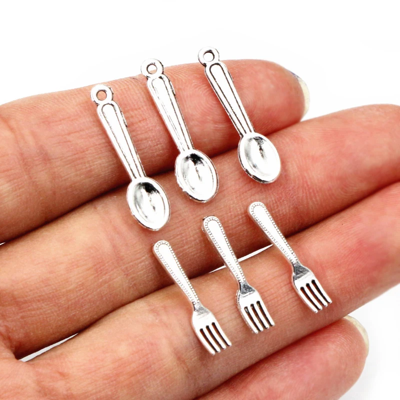 50 sztuk łyżka widelec jadalnia Charms małe antyczne posrebrzane zastawa stołowa zawieszki Charms DIY tworzenia biżuterii akcesoria ustalenia
