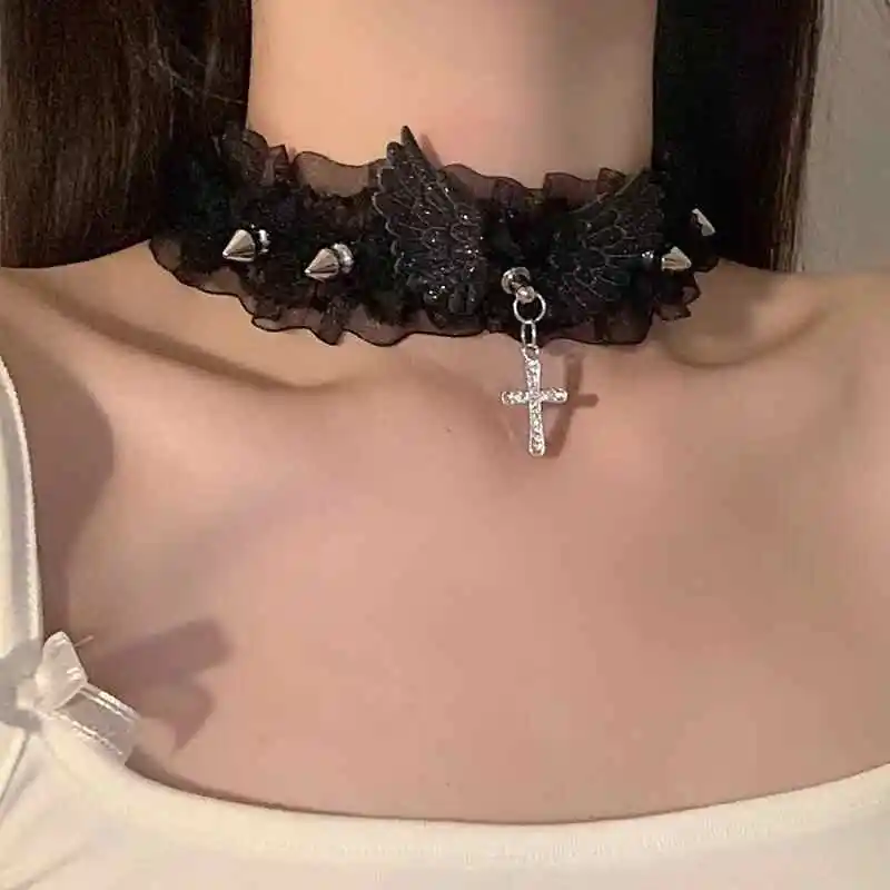 2025 Nuovo collare con ciondolo croce in pizzo con ali d'angelo sexy Personalità gotica scura femminile Collana semplice e versatile