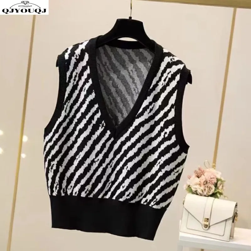 

2024 Autumn/Winter Korean Edition New V-neck Knitted Tank Top Wearing Academy Style Kam Shoulder Top Trendy