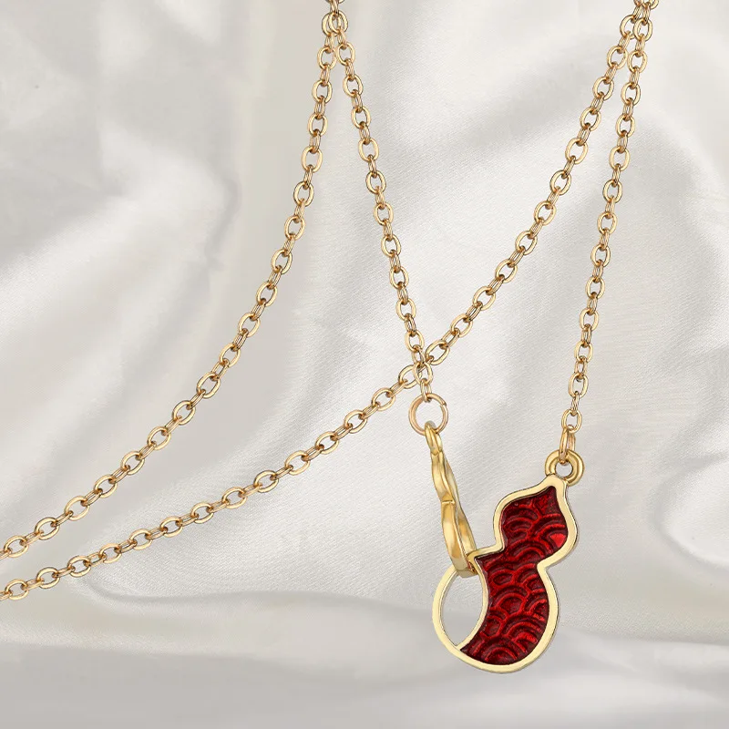 The new Gourd Girl titanium steel necklace and bracelet set is a cold-style collarbone chain