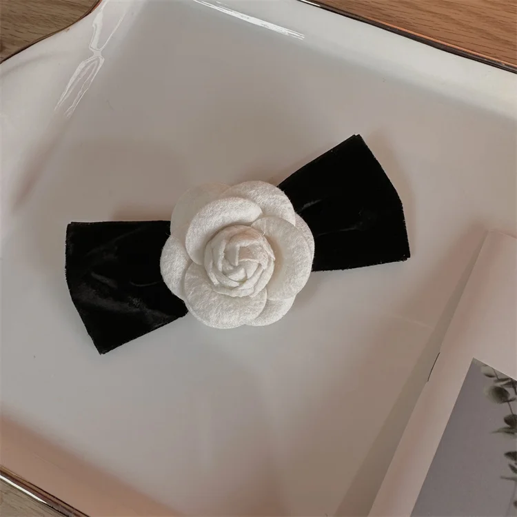 Fleur de camélia anglaise avec fouet de haut niveau, broche à nœud, style Hepburn, brise parfumée élégante