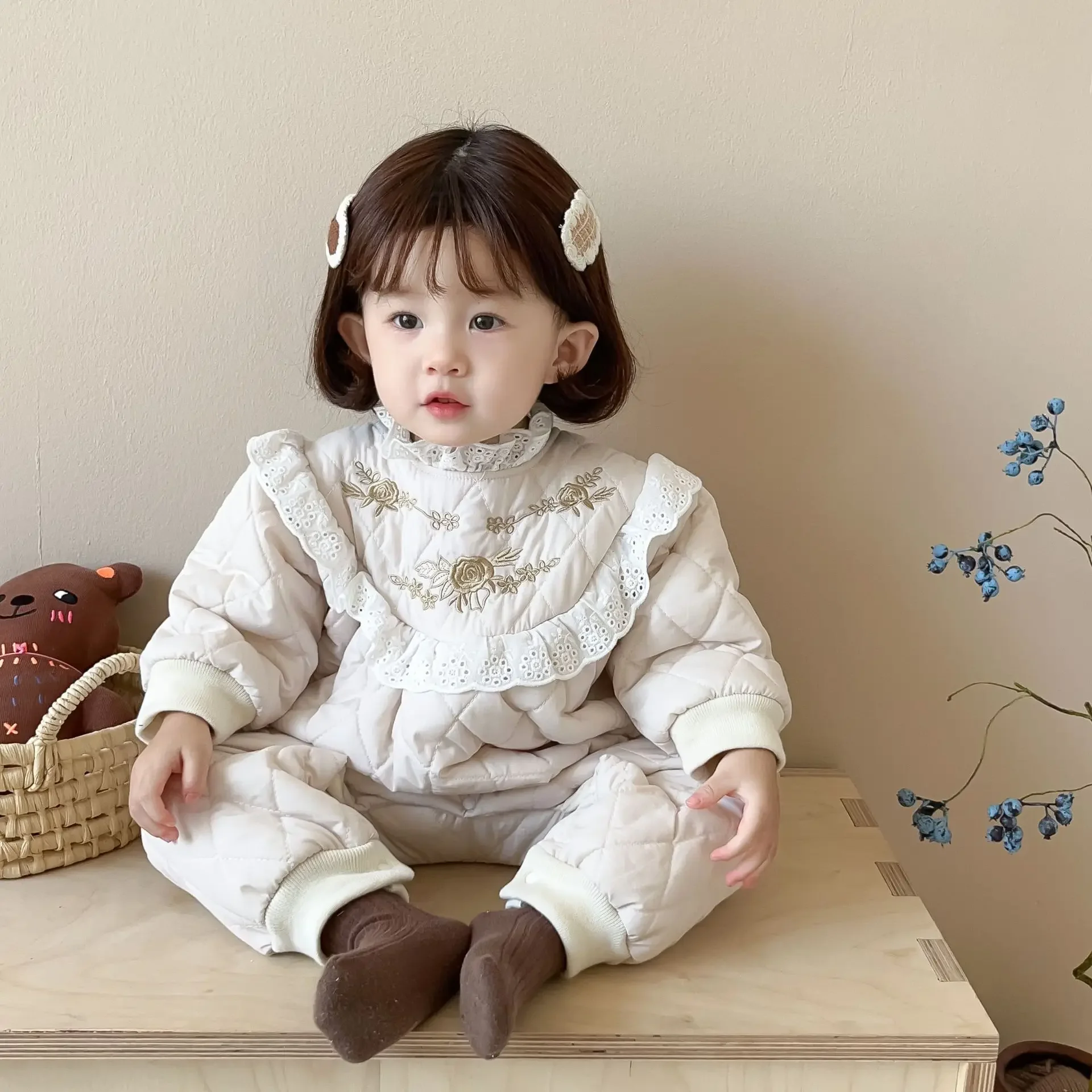 

Rompers Baby Winter Baby Cotton Clip Velvet Neonate Warm Go Out 2023 Lace Hollowing Out Diamond Lattice Korean Soild