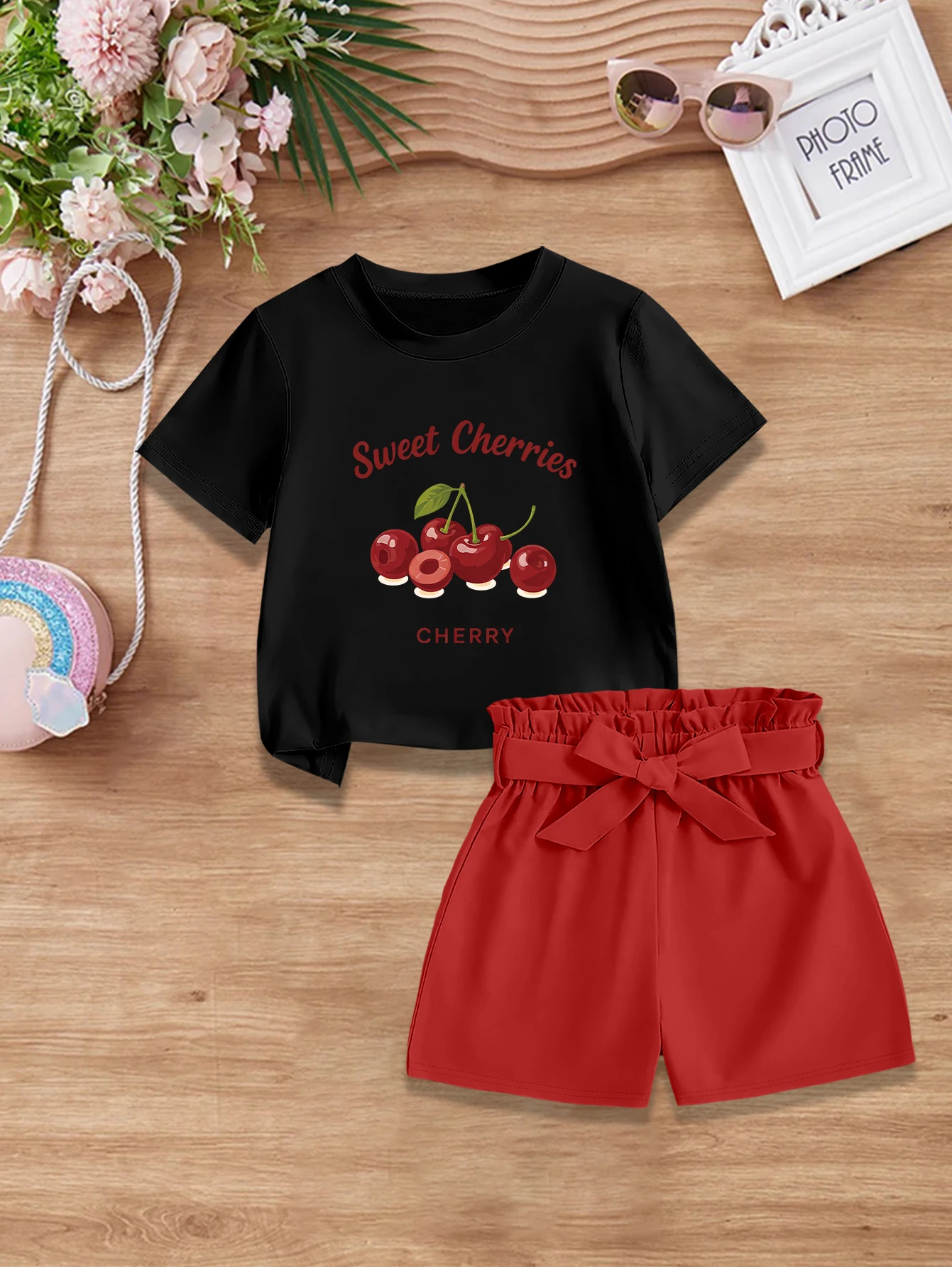 2-teiliges Set: Süßes Sommer-Outfit für Mädchen, T-Shirt mit Cartoon-Kirschdruck + gewebte Shorts mit Schleife