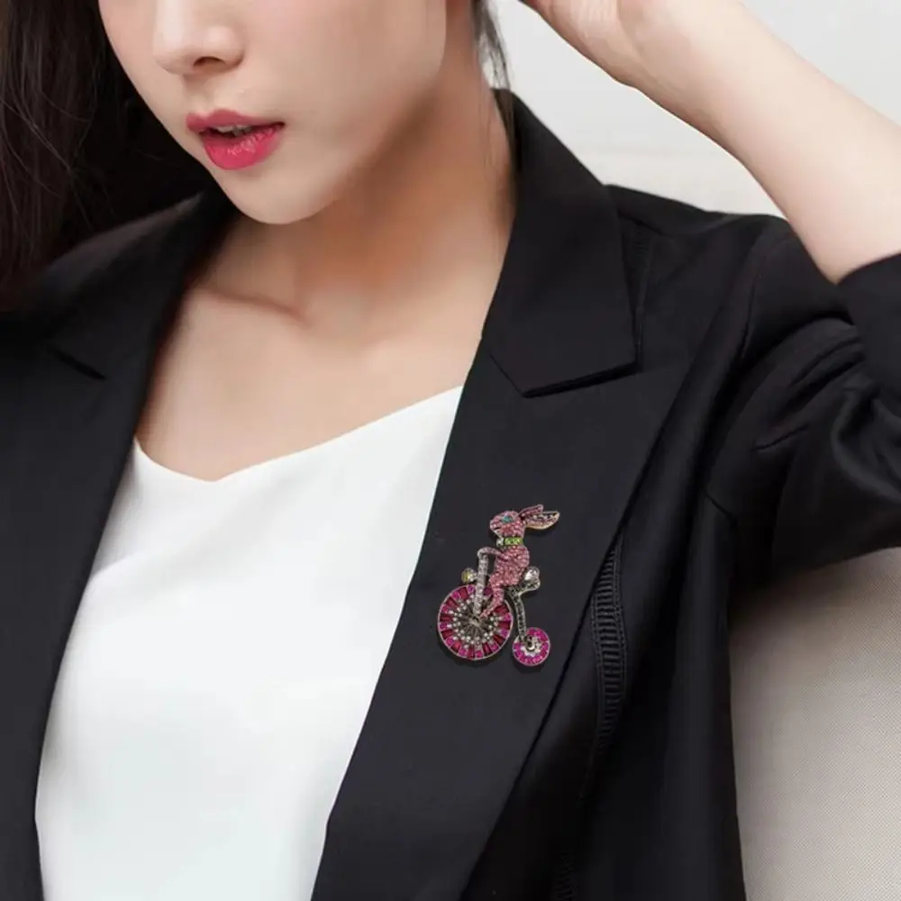 2025 دبابيس أرنب خمر لطيف فاخر بروش دبابيس الإبداعية الكرتون زهرة الثدي