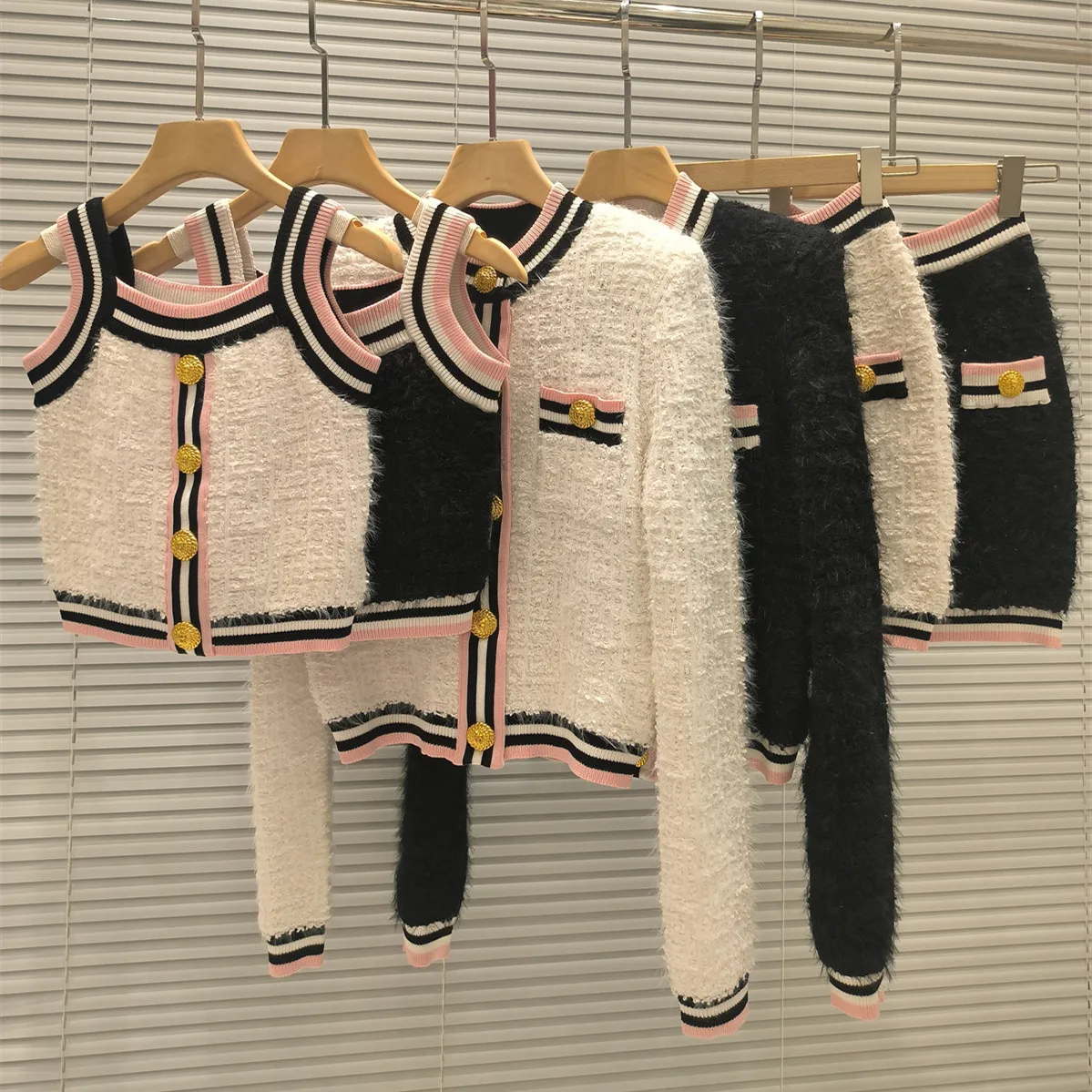 

Высококачественный вязаный топ-джат с золотыми синими облегающими круглыми юбками Ne Parisian Sle Color Blo для женщин, зима 2024