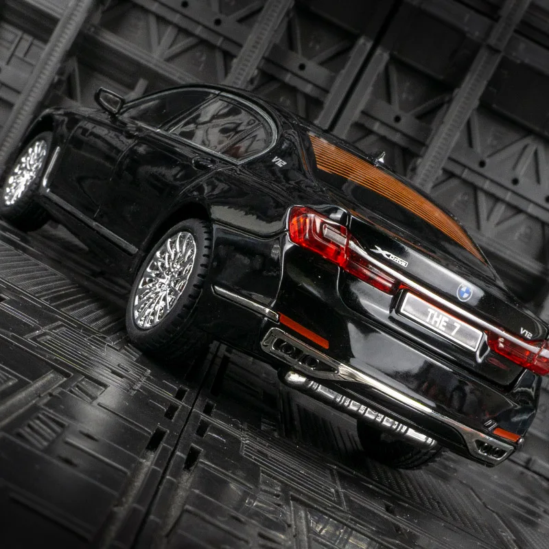 1:24 BMW 760Li coche en miniatura de aleación ornamento sedán sonido y luz amortiguador juguete puerta y capó del motor maletero se puede abrir