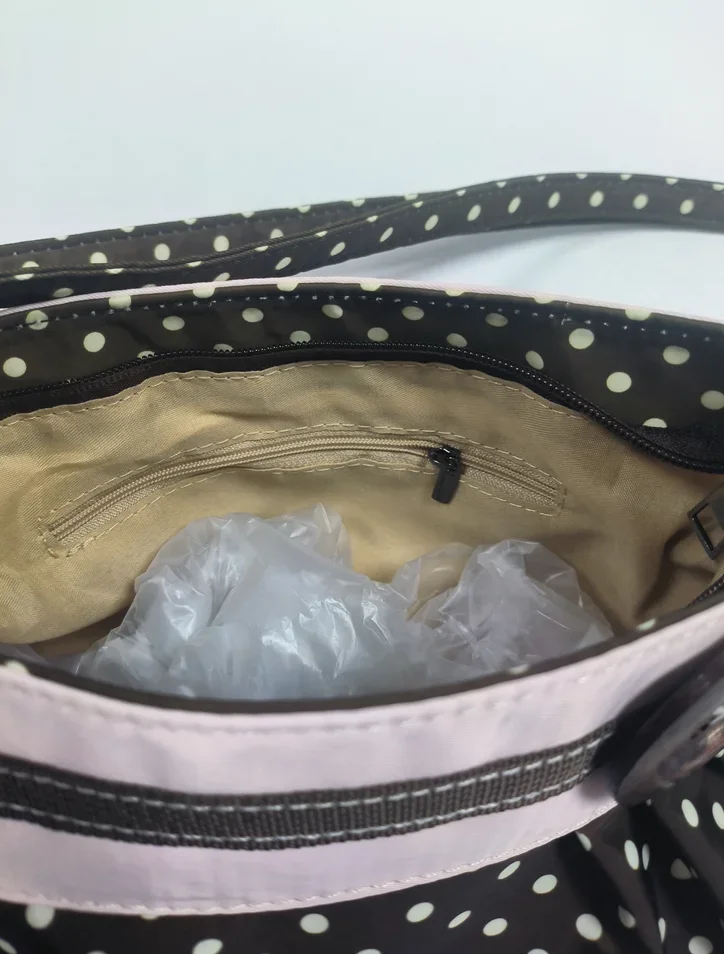 Koreanische Umhängetasche mit Polka Dots, große Tragetasche mit plissiertem Design und Holzknopf-Dekor, niedliche lässige Handtasche für Mädchen – Detail 7
