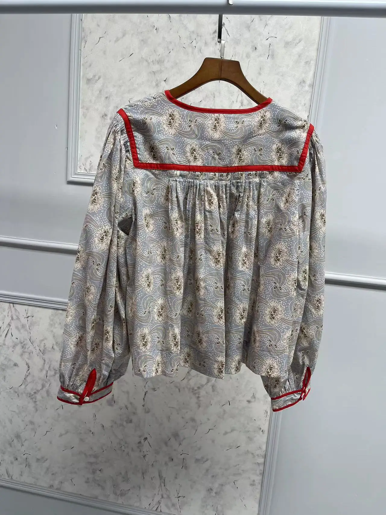 Camisa feminina de manga comprida com gola redonda, algodão puro, borda vermelha estampada, babydoll de cor contrastante, início do outono, nova, 2024