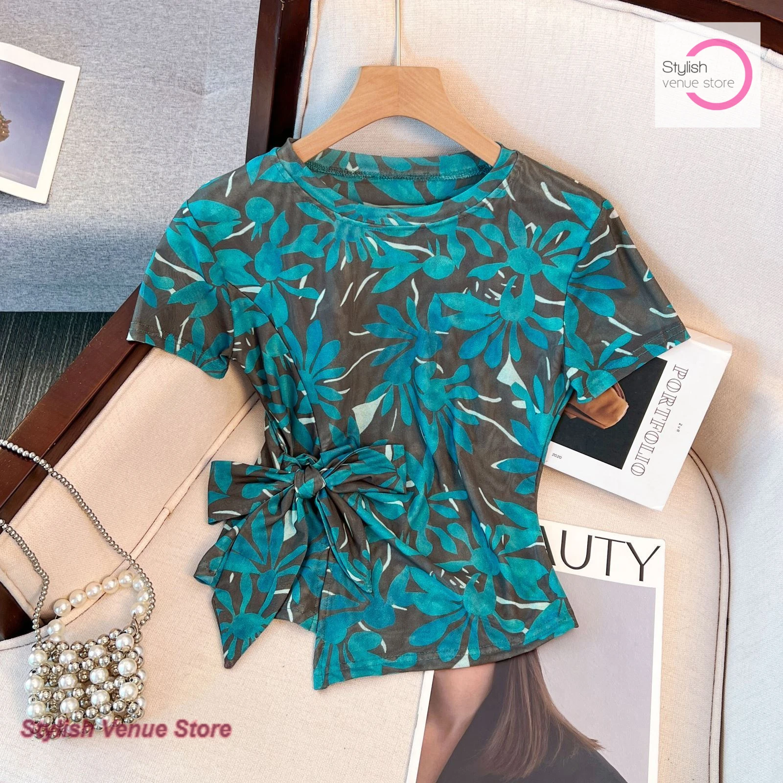 

Summer new double-layer gauze short-sleeved T-shirt female French Joker blouse printed temperament design sense strap top.