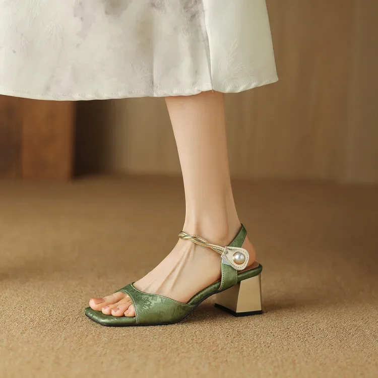 

Бежевые босоножки на каблуке, модная женская обувь 2021, черные роскошные летние босоножки с пряжкой большого размера, удобные новые низкие девушки с жемчужным ремешком