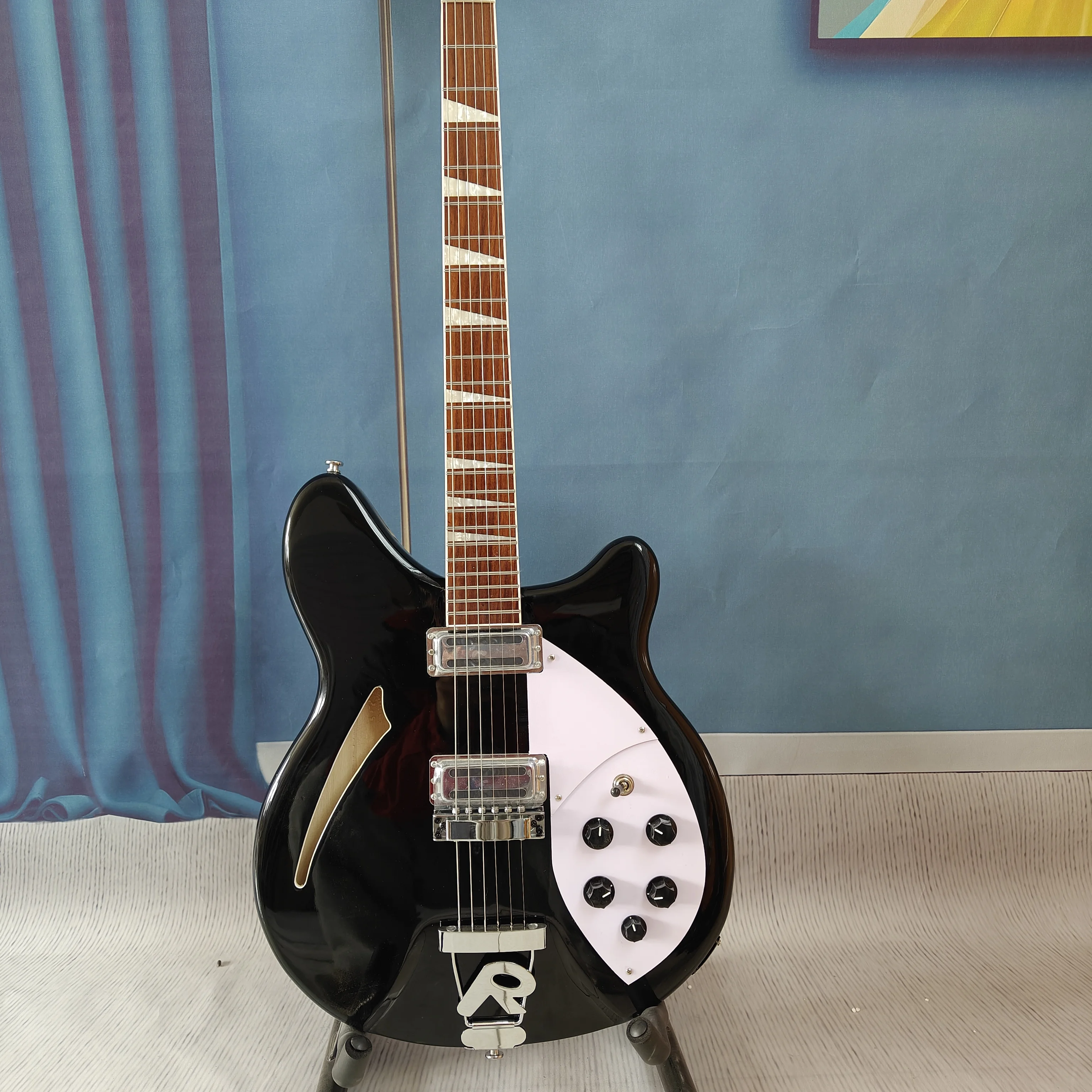 A Retro Electric Guitar That'll Win You over at First Sight! F-Hole Semi-Hollow, Clear and Punchy Sound, Perfect for Rock, A Mus