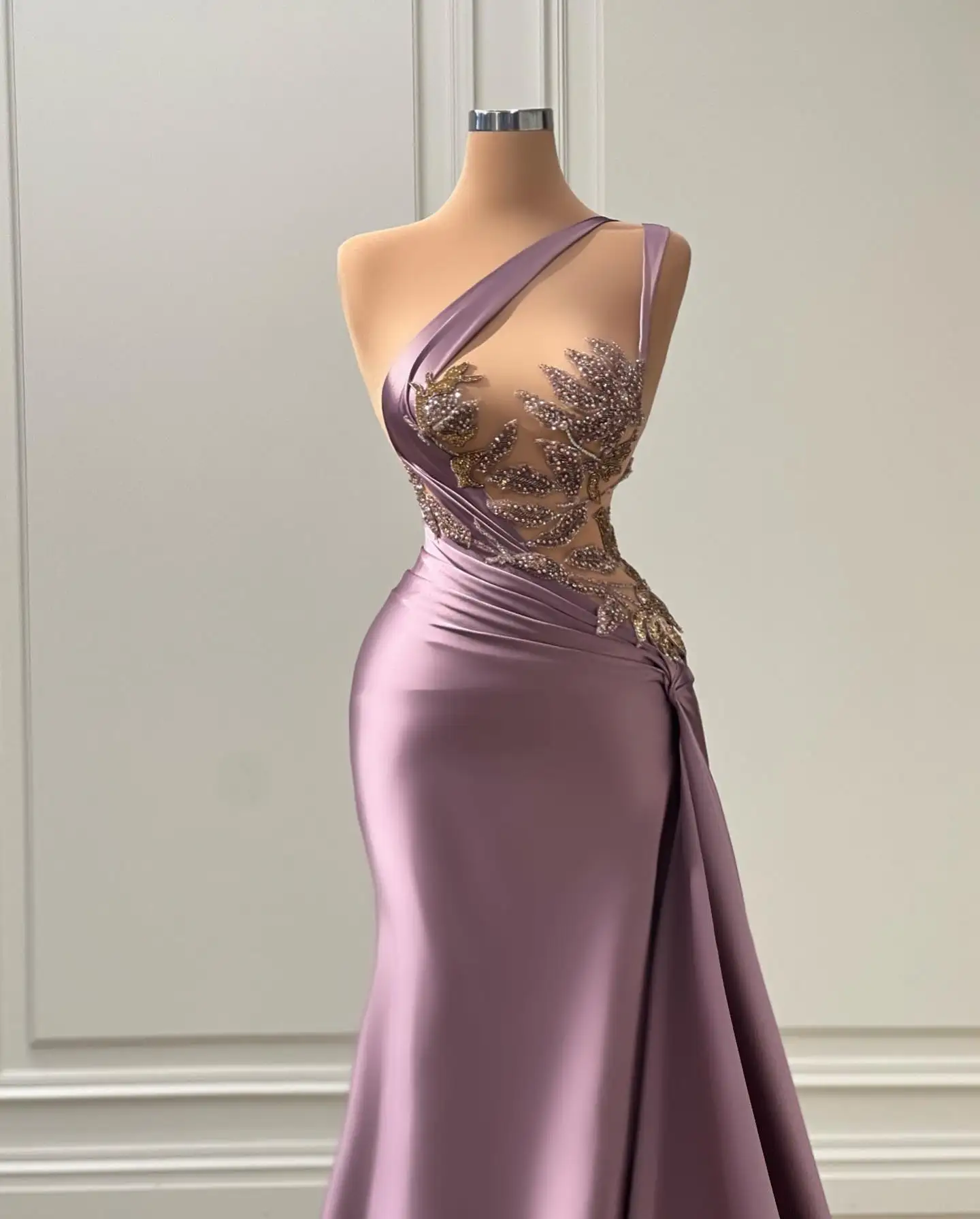 

Light Purple Formal Satin Prom Dress Sequined Appliques Halter Neck Sleeveless Evening Party Gowns Custom Sexy Robes De Soirée