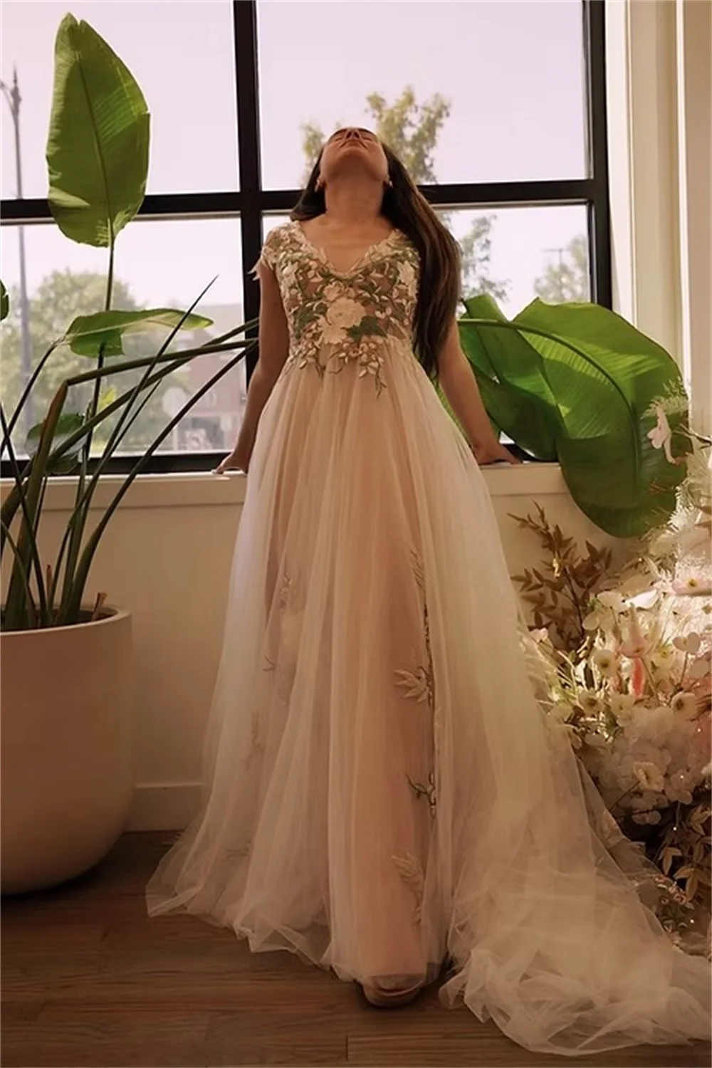 Tokyo Customized White V-Neckline Wedding Dress Short Sleeve Flower Tulle Bridal Gown Elegant Court Train A-Line Wedding Gown