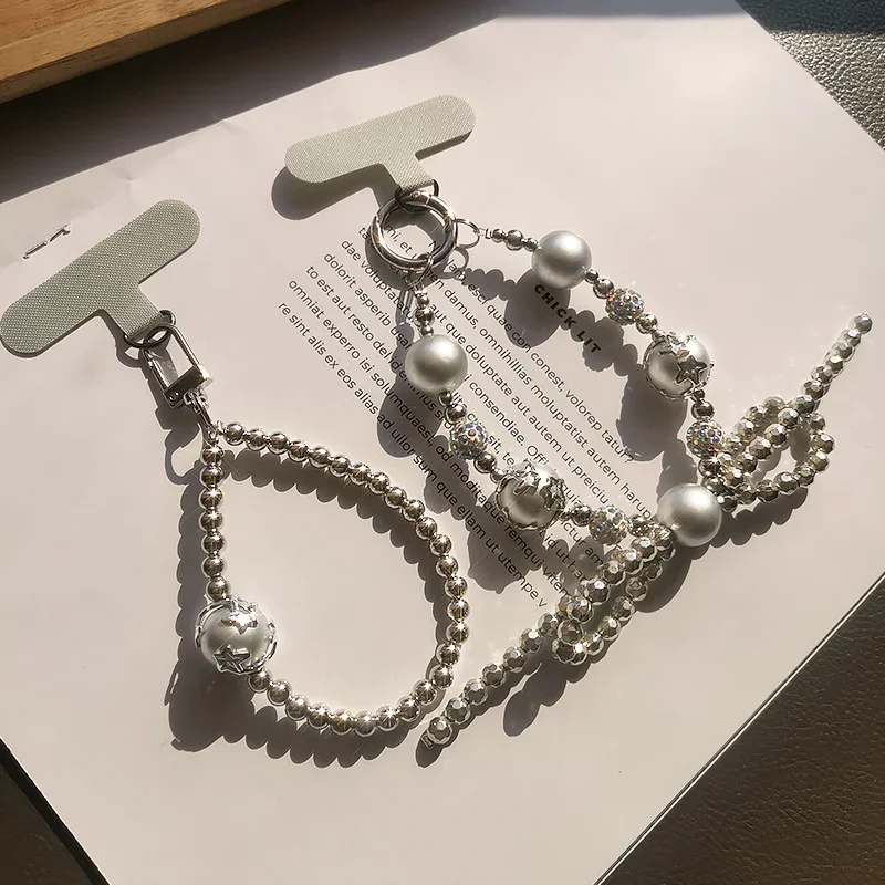 

Женский короткий брелок ручной работы с бусинами